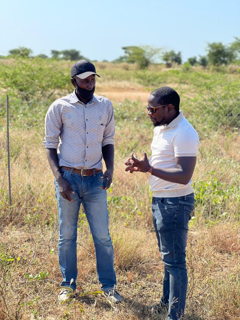 Équipe sur le terrain pour la plantation